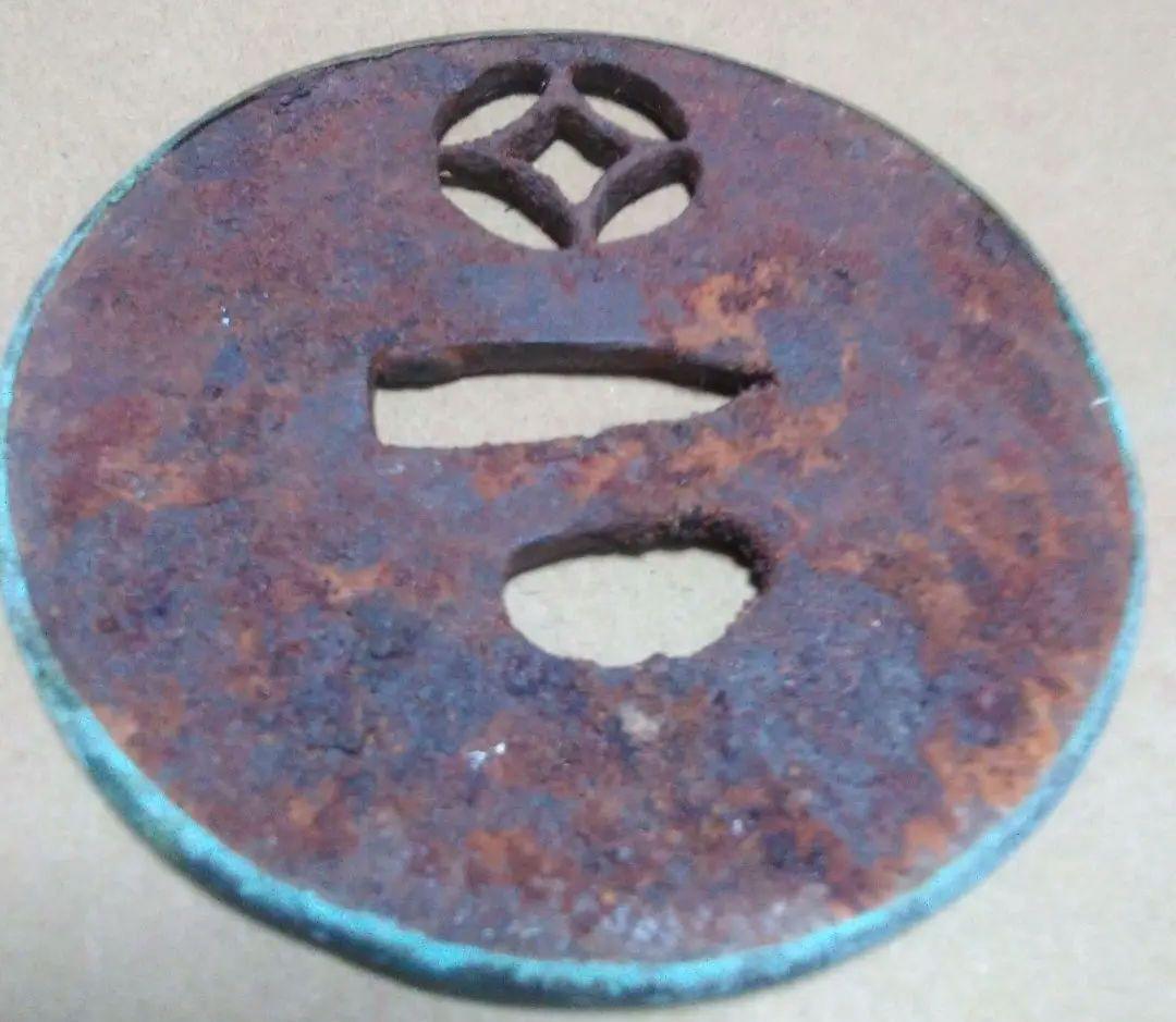 昭和レトロビンテージ珍しい(骨董品コレクション)錆びた金属製円形武具鍔(つば)