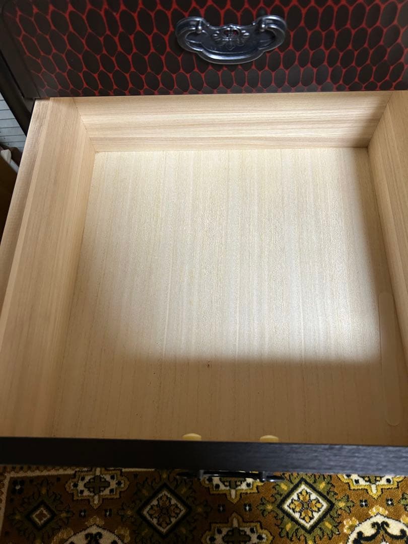 伝統的な4段タンス 黒と赤の花模様