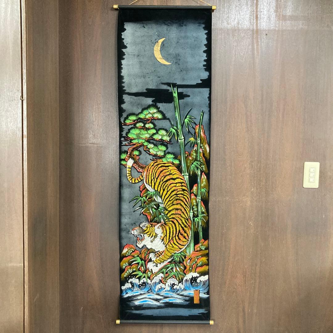 掛け軸 タペストリー 壁掛け 虎図 トラ 竹林 松 波 三日月 月 和室 和風