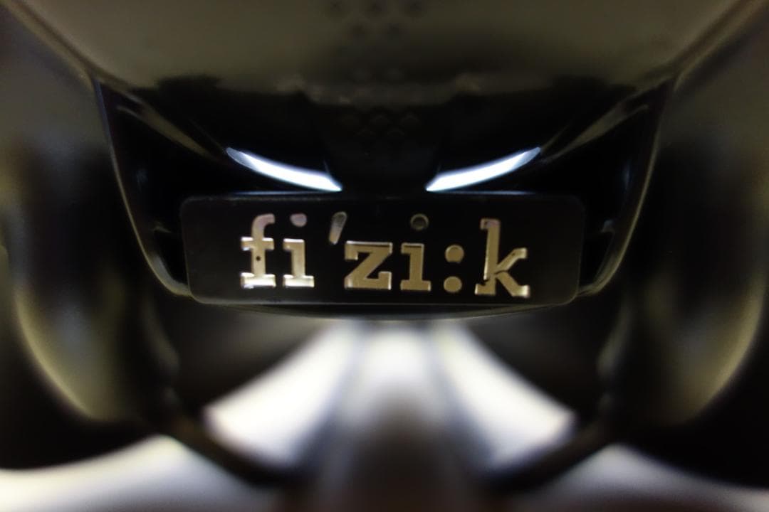 fi'zi:k フィジーク アリアンテ サドル 152mm