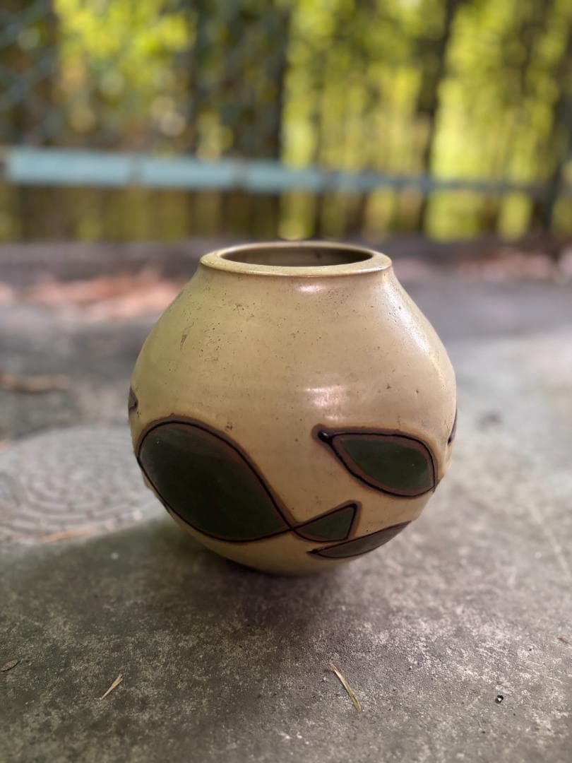 昭和　レトロ　ビンテージ　陶器製のクリーム色の花瓶