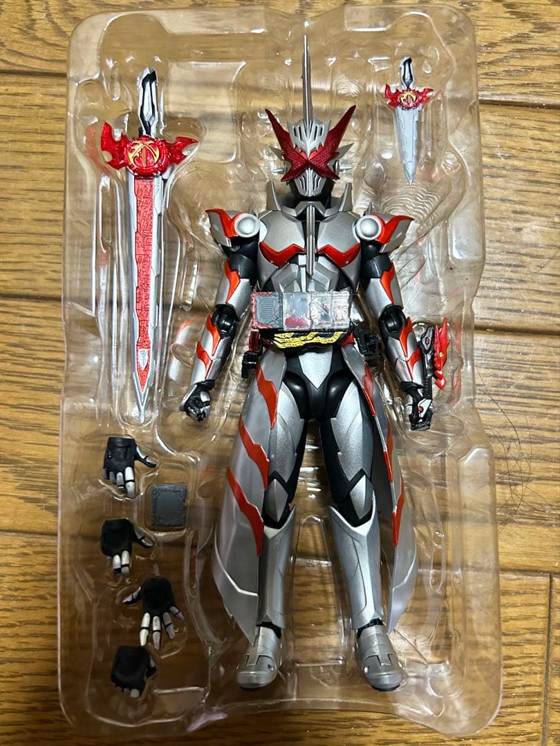 S.H.Figuarts 仮面ライダーセイバー ドラゴニックナイト