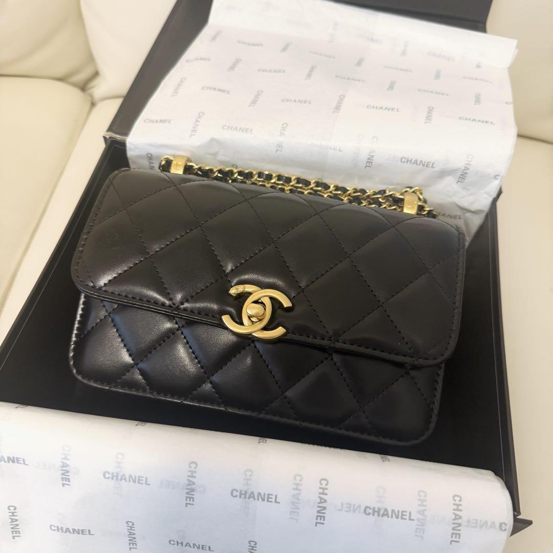 ノベルティ　スモール フラップ バッグ　ラムスキン