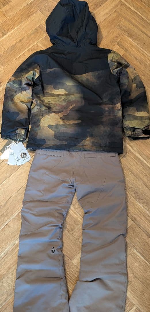 VOLCOM キッズ ウェア M 上下セット 10Y 新品未使用　ボルコム