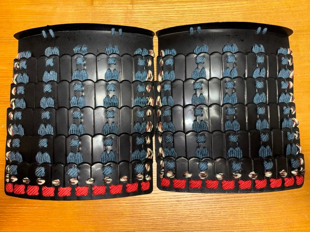 丸武工房製　等身大甲冑用　黒艶消塗伊予札紺糸素懸威丸袖六段