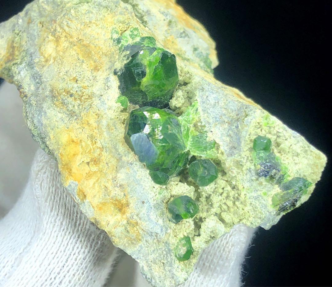 デマントイドグリーンガーネット。