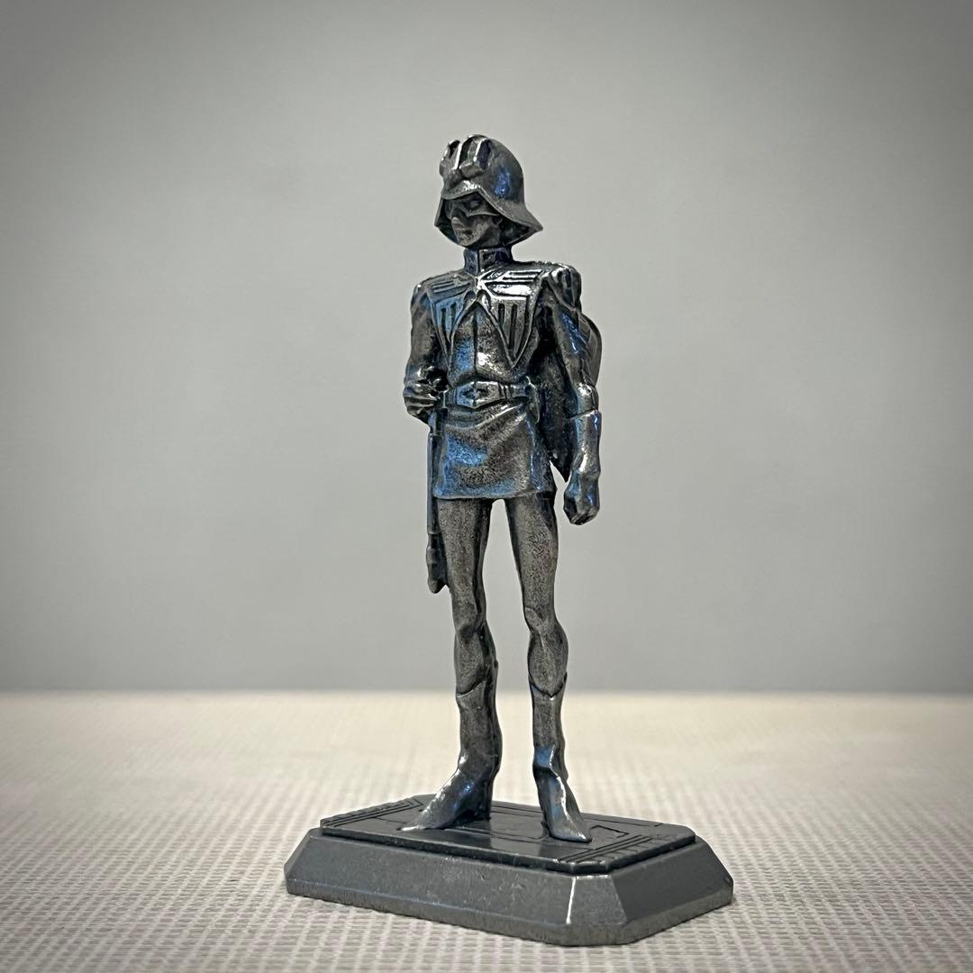 シャア アズナブル 立像 金属製