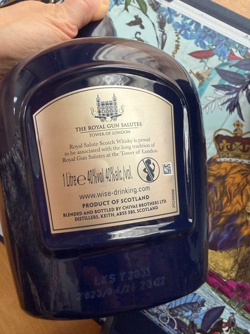 ウイスキー  SALUTE( BLENDED SCOTCH WHISKY)