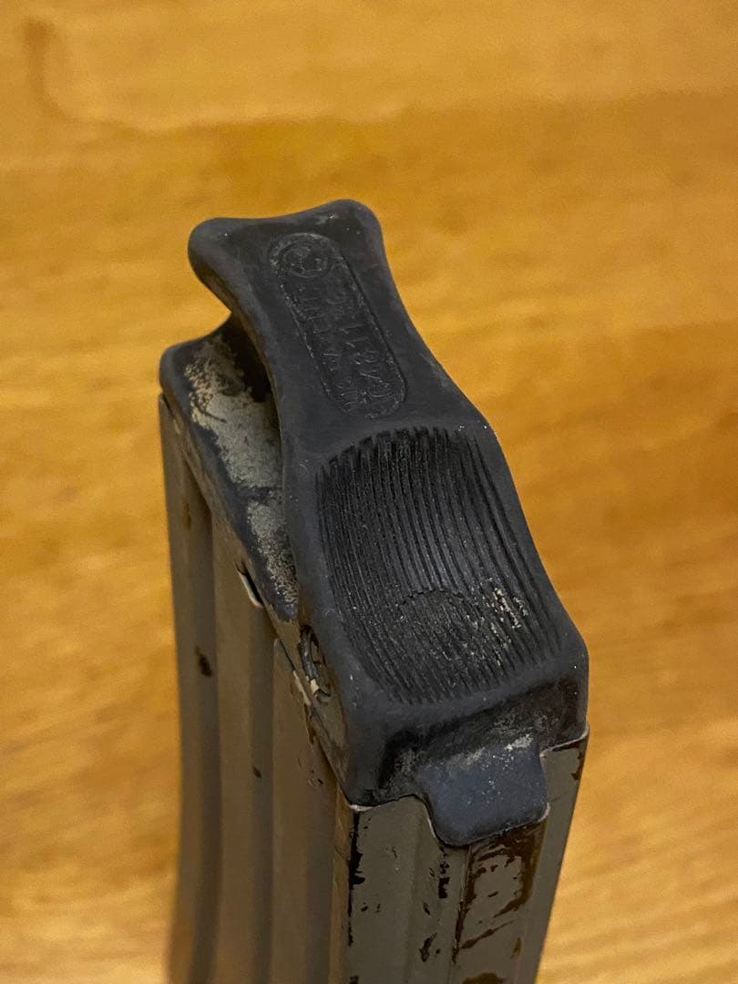 東京マルイ次世代電動ガン　M4系ノーマルマガジン　カスタムバンパー付き