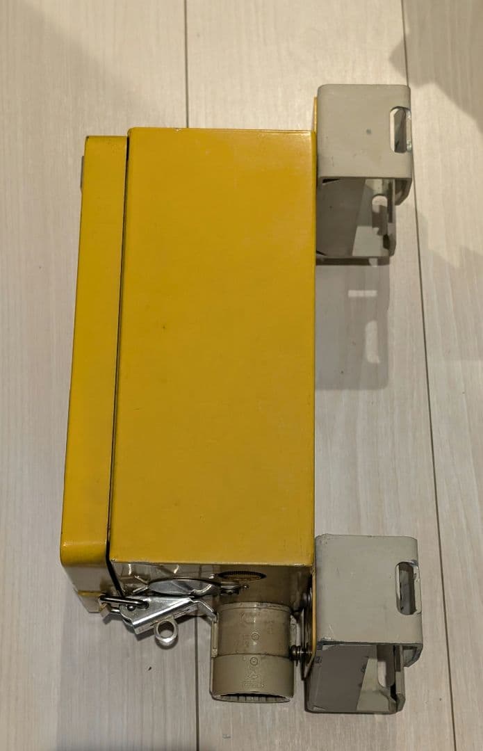 非常ボタン　黄色　電車非常停止ボタン