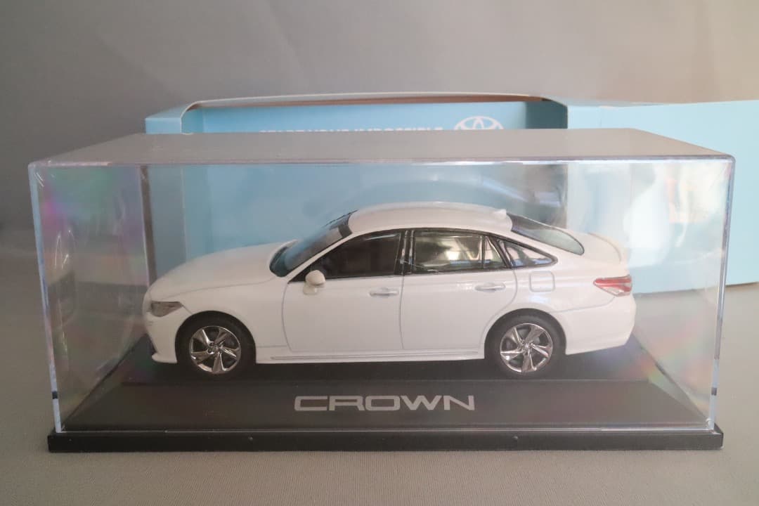 【非売品】トヨタ クラウン RS アドバンス ホワイトパール　1/30スケール