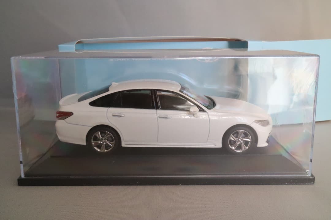 【非売品】トヨタ クラウン RS アドバンス ホワイトパール　1/30スケール