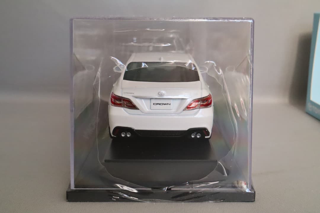 【非売品】トヨタ クラウン RS アドバンス ホワイトパール　1/30スケール