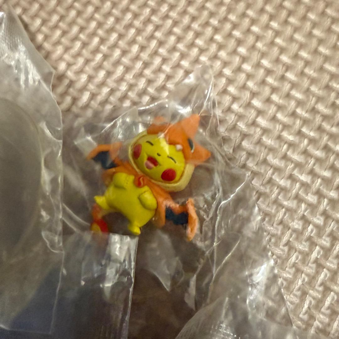 ポンチョを着たピカチュウ リザードンY フィギュア　セット