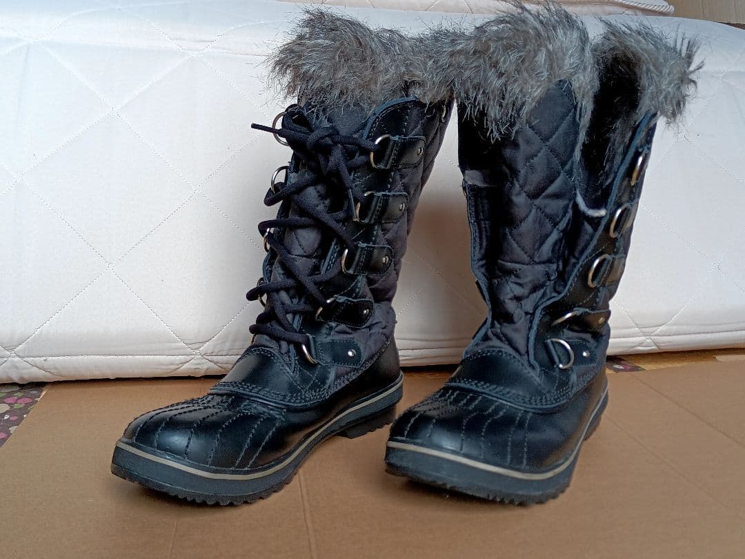 SOREL 防水ファー付きウィンターブーツ（実際のサイズ小さめです）