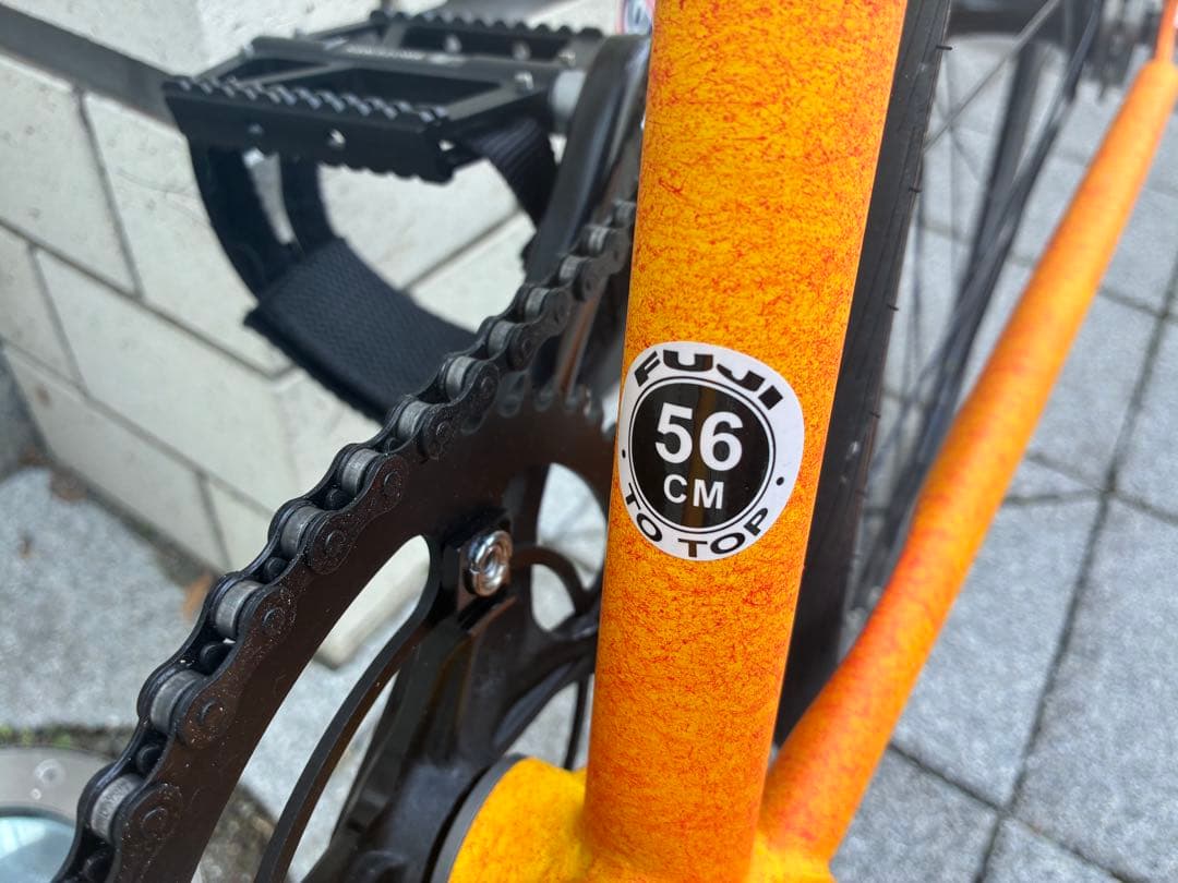 2025年モデルFUJI フェザーマッドオレンジ　カスタムピストバイク560mm