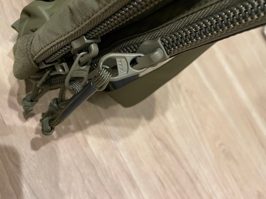 新品✨国内入手困難】タスマニアンタイガー　ショルダーバッグ オリーブ PCケース