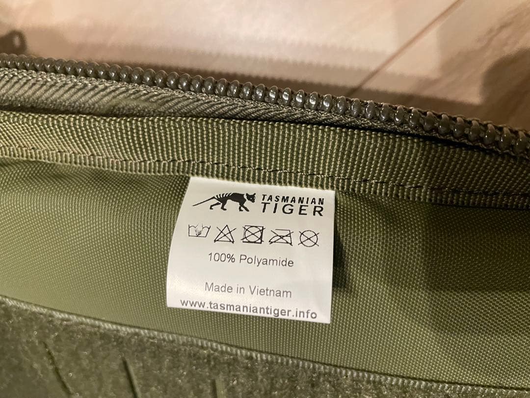 新品✨国内入手困難】タスマニアンタイガー　ショルダーバッグ オリーブ PCケース