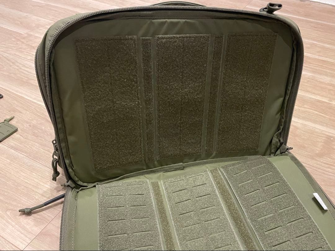 新品✨国内入手困難】タスマニアンタイガー　ショルダーバッグ オリーブ PCケース