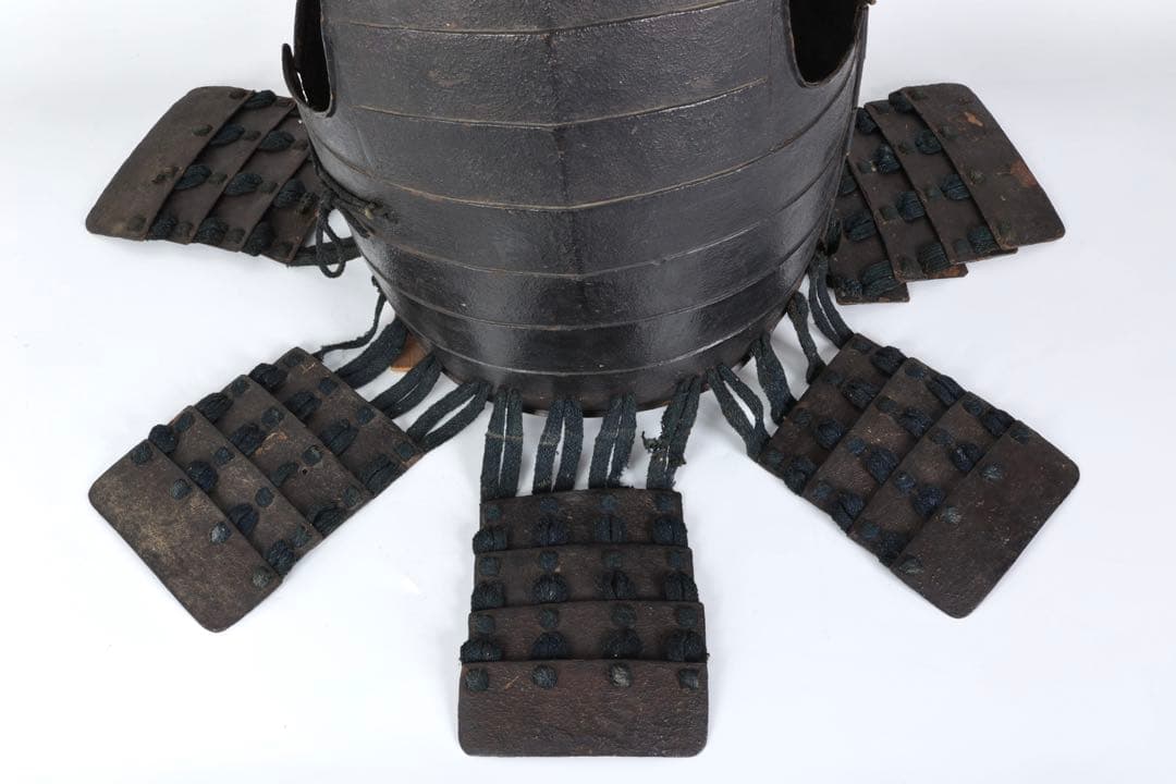 【江戸期】黒漆塗 横剥二枚胴 草摺付 甲冑 胴丸 台付 時代武具 古美術 骨董品