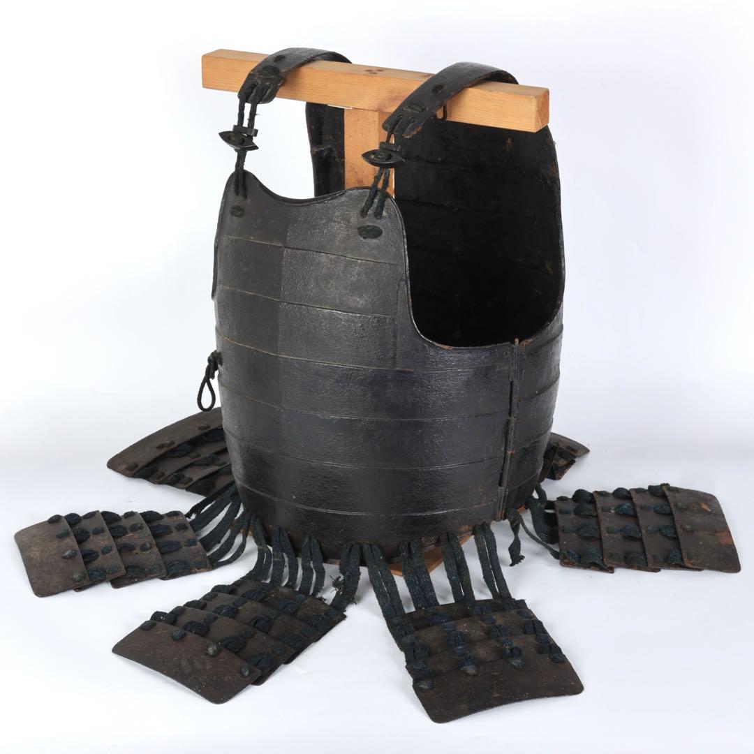 【江戸期】黒漆塗 横剥二枚胴 草摺付 甲冑 胴丸 台付 時代武具 古美術 骨董品