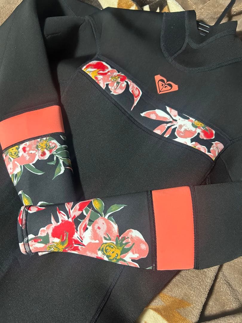 UMA　新品　値下げ中⭐︎ロキシー　黒のフルスーツ 花柄袖