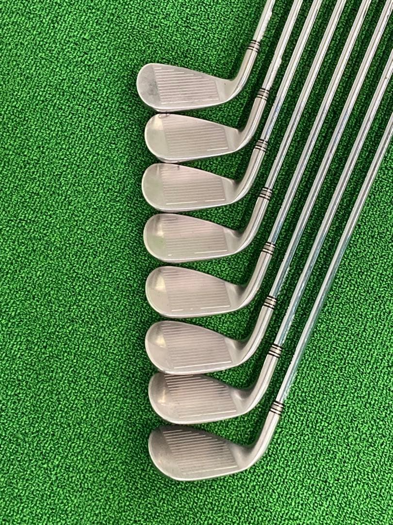 ゼクシオクロスアイアン　8本セット　スチールR