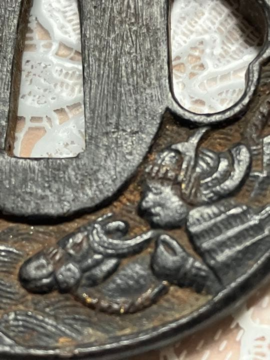 刀剣　部品　鍔（刀のツバ）　鉄製　刀装具 鉄地　丸型松に騎馬武者 時代物　歴史