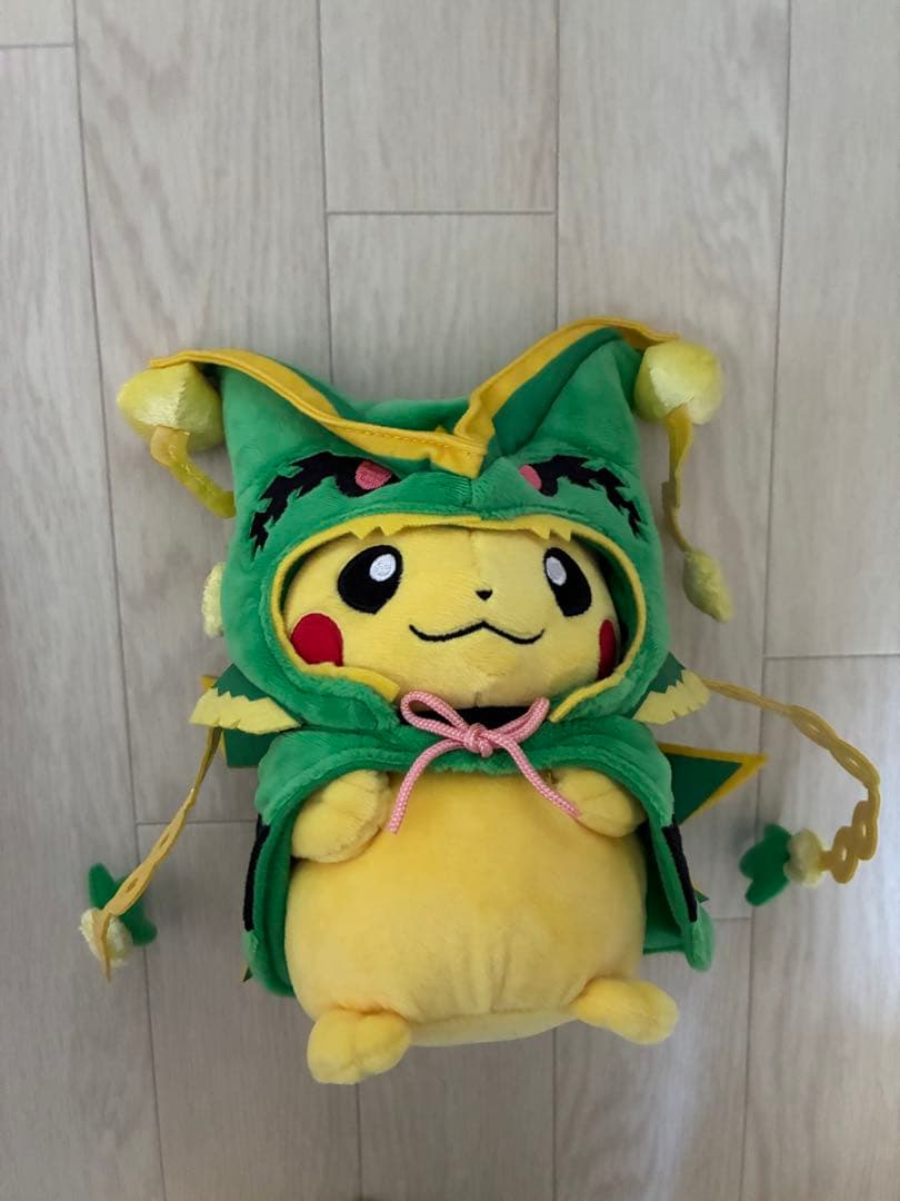 レックウザ、黒いレックウザ、メガレックウザのポンチョを着たピカチュウ　ぬいぐるみ