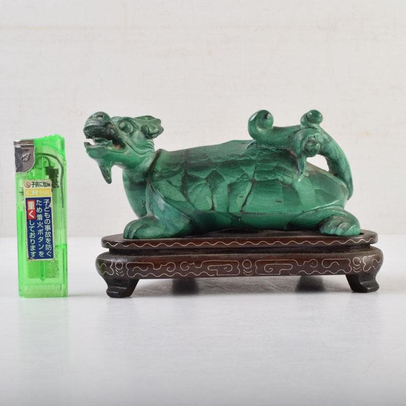 中国　玉石孔雀石マラカイト彫刻　神獣　置物　約896g　唐木台付　V　9009