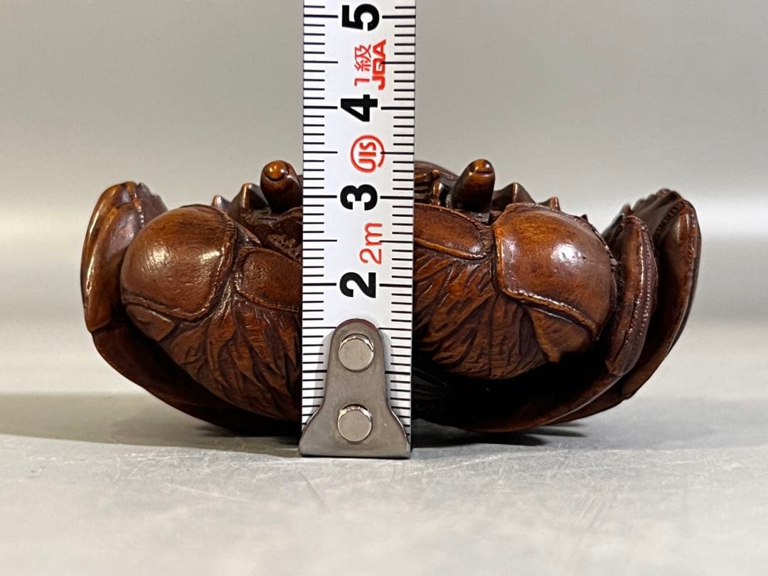 木製カニの彫刻