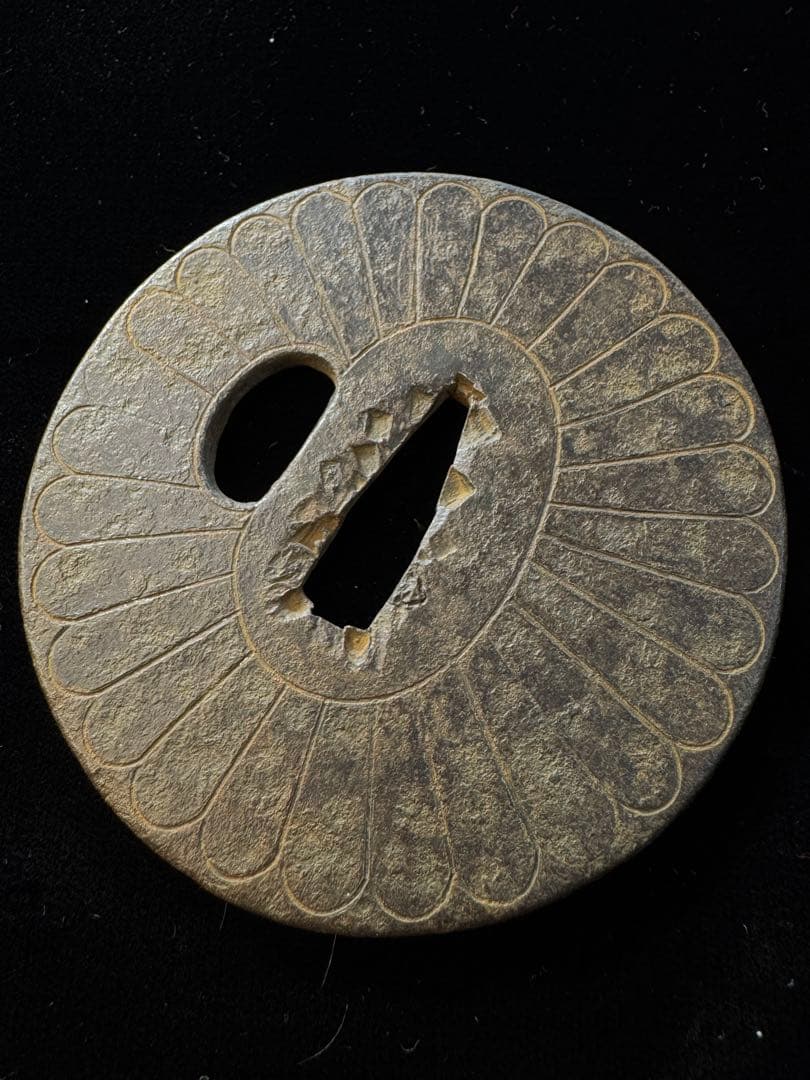 無銘 鉄地鐔 菊図 鍔 拵 日本刀 刀装具 骨董 古美術 江戸時代