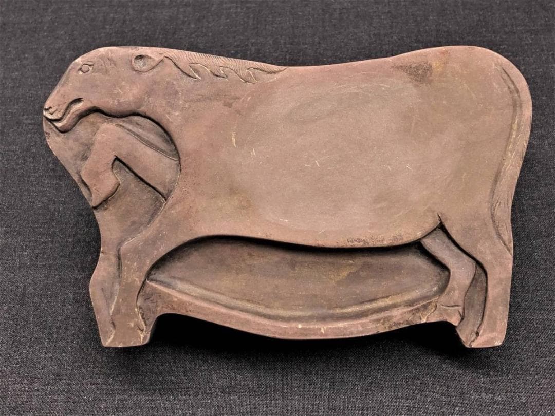 【 中国馬形古硯 】 四字成語「龍馬精神」刻 　澄泥