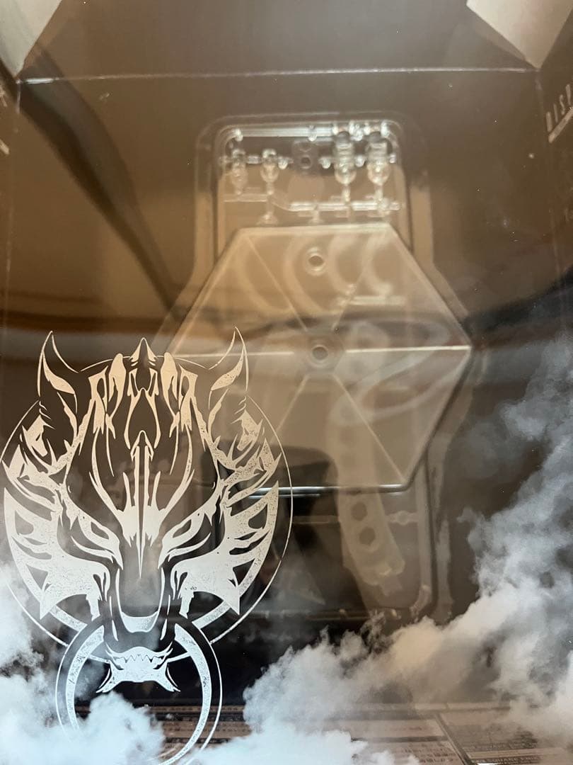 プレイアーツ改　クラウド　アドベントチルドレン　ff7 ゲームキャラクター