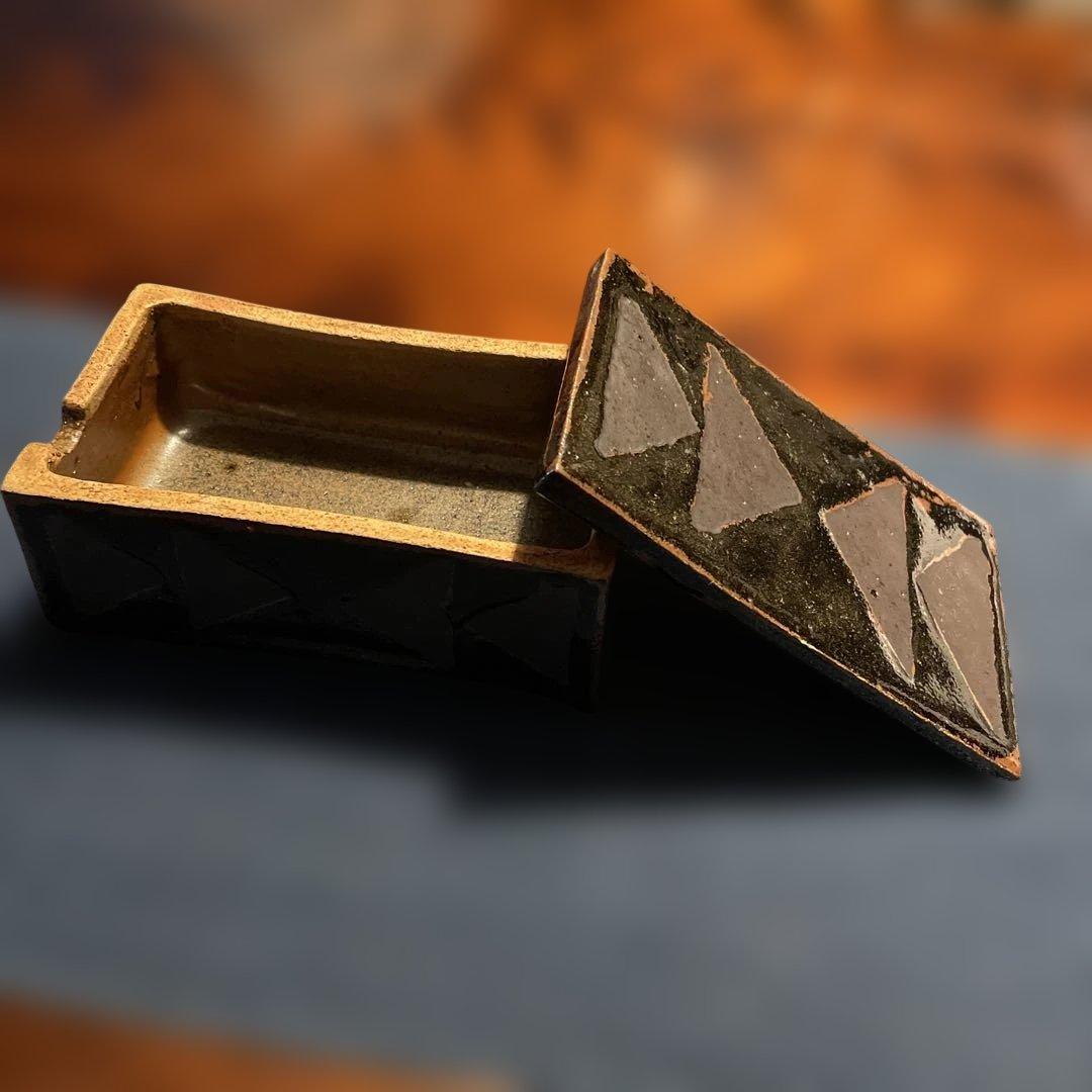 出西窯 多々納弘光氏作 バターケース三角模様 黒釉型紙抜角蓋物