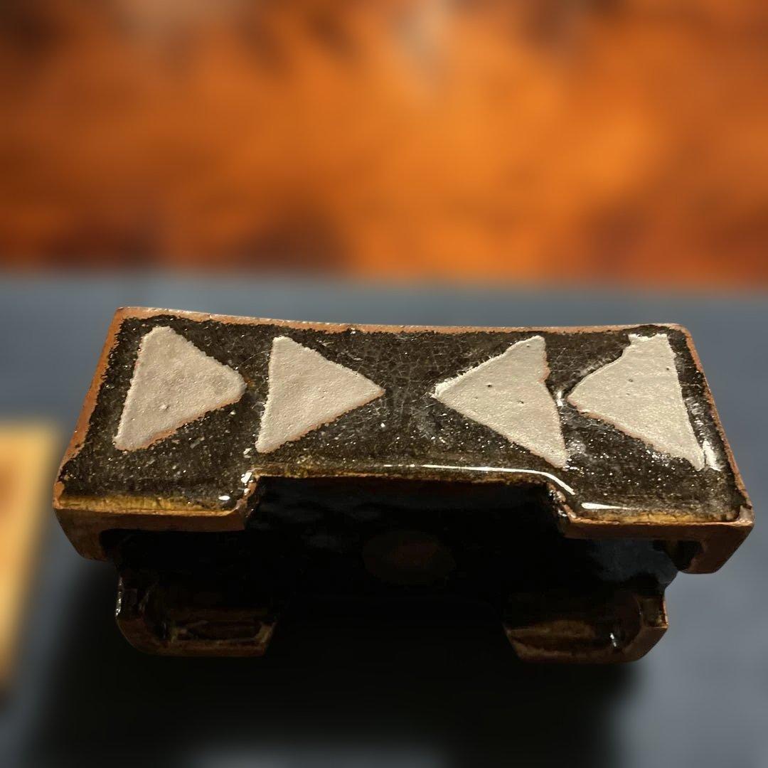 出西窯 多々納弘光氏作 バターケース三角模様 黒釉型紙抜角蓋物