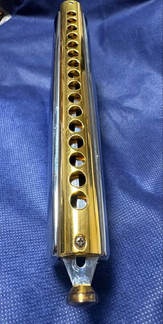 Suzuki Tremolo Chromatic ハーモニカ 革カバー付き。