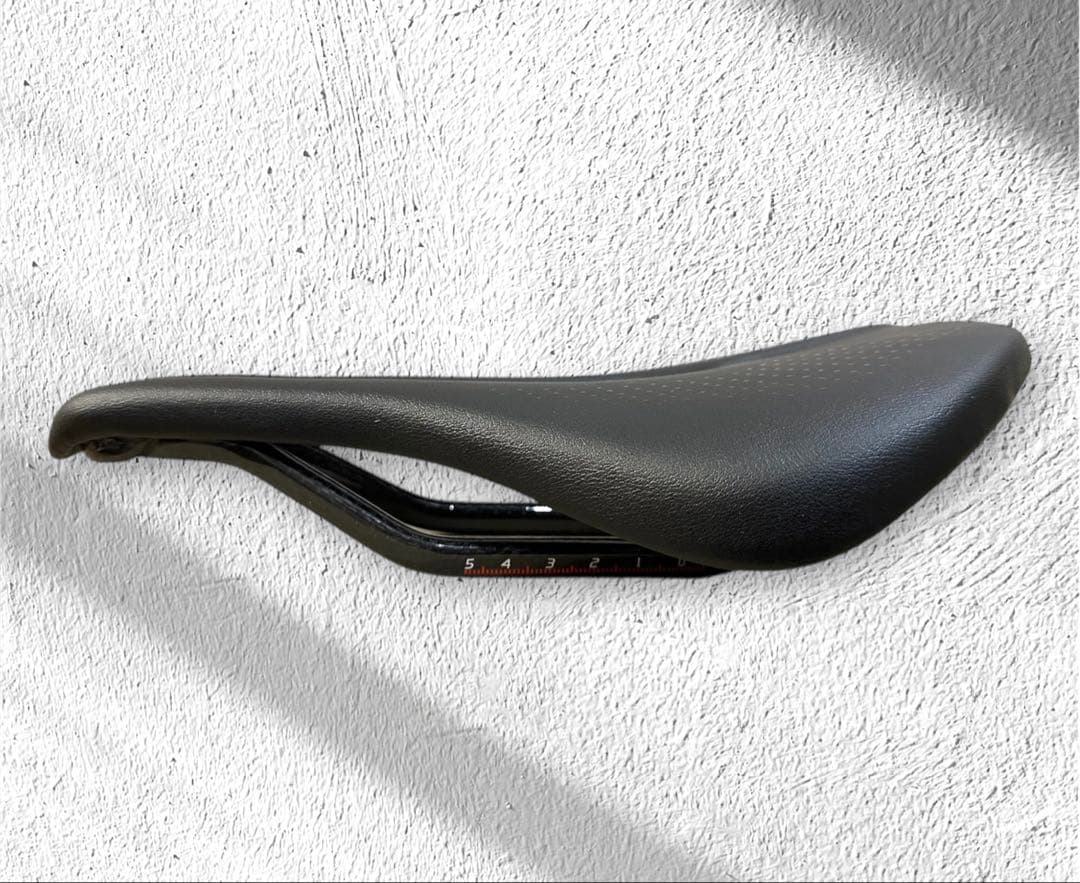 ★ほぼ新品★TNI LiteFly2 カーボンサドル(143mm)