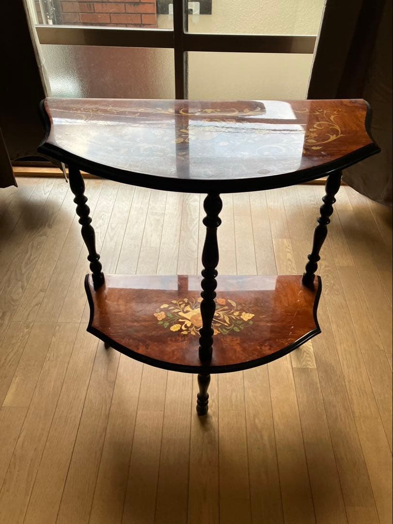 アンティーク風　半月型木製2段テーブル 花柄インレイ