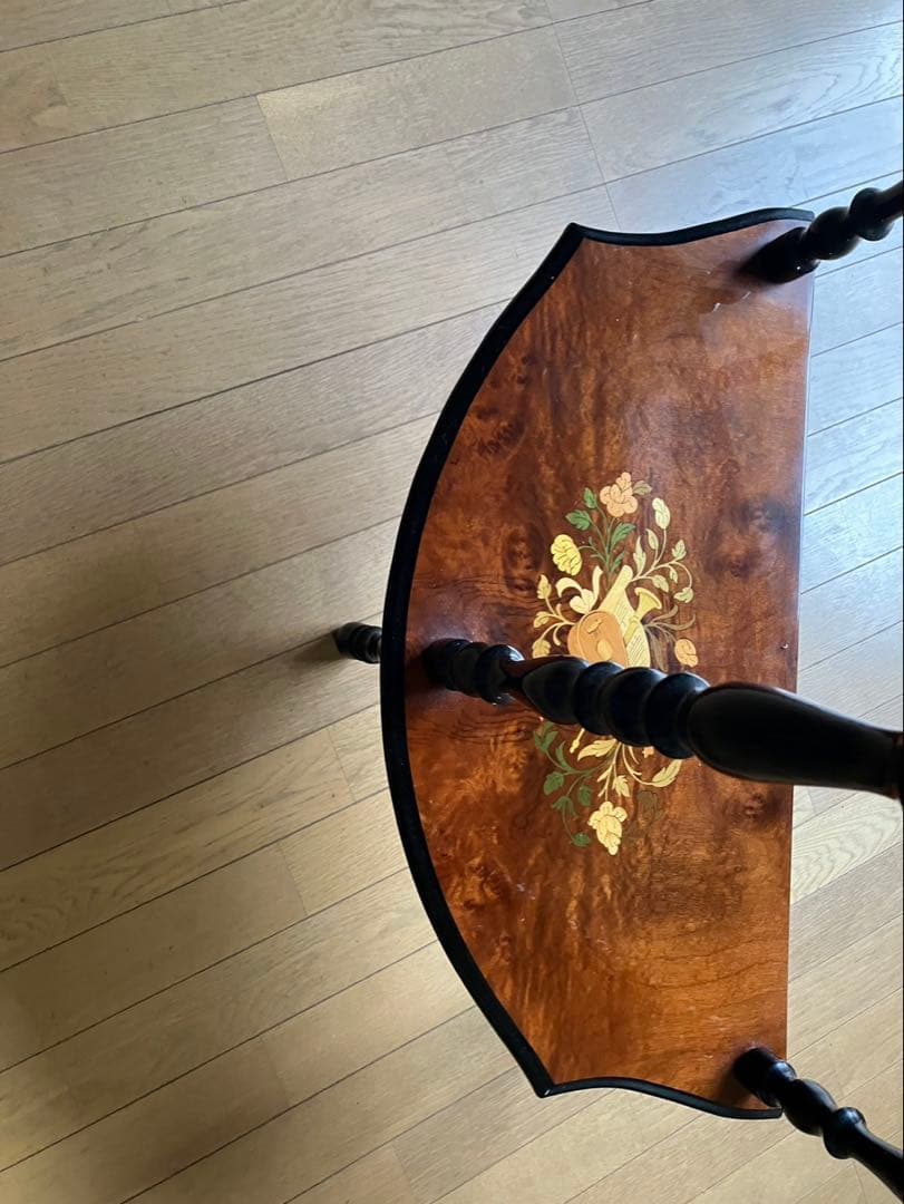 アンティーク風　半月型木製2段テーブル 花柄インレイ