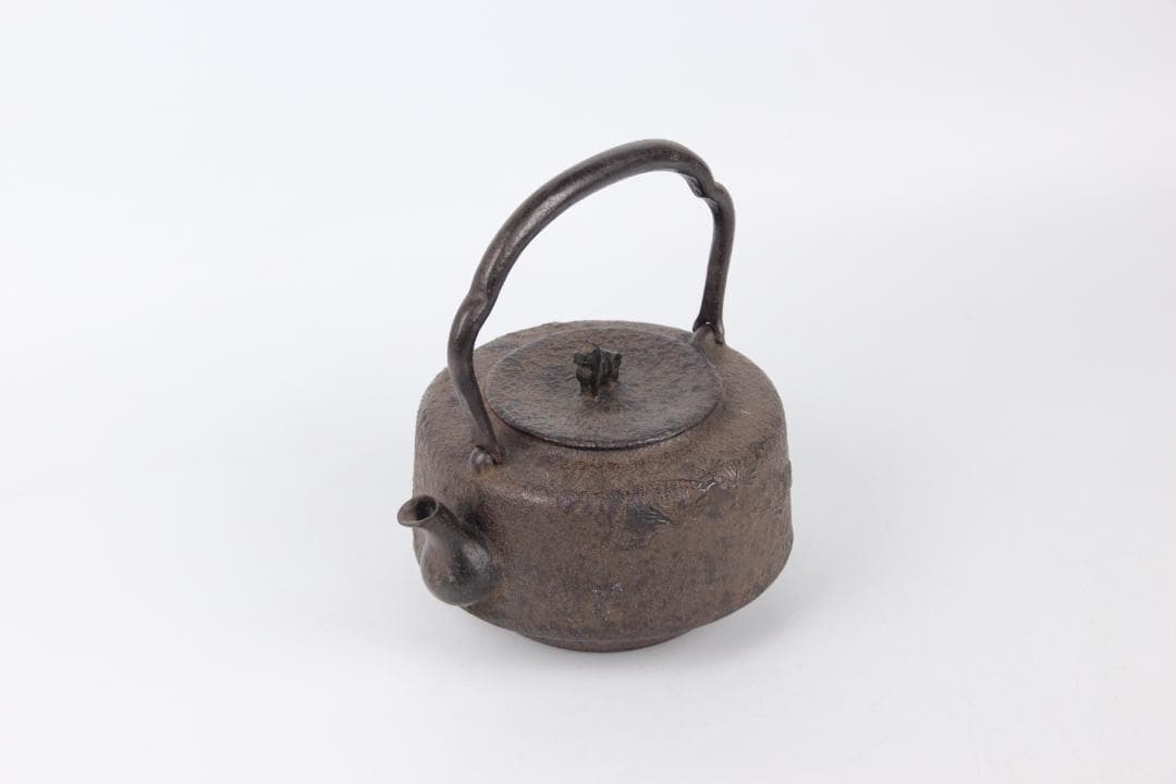 南部鉄器　金孤堂　松竹梅彫　馬摘蓋　鉄瓶　容量約1000ml　 Eo21-30