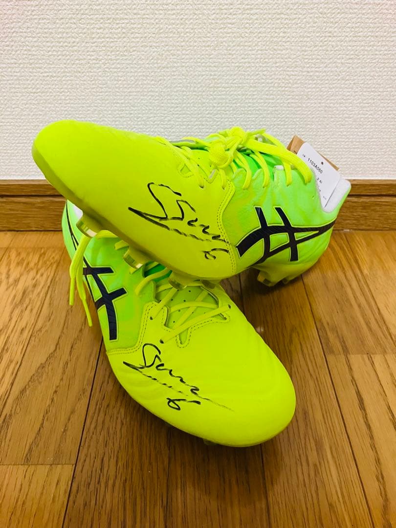 ヴィッセル神戸　サンペール　直筆サイン入り スパイク