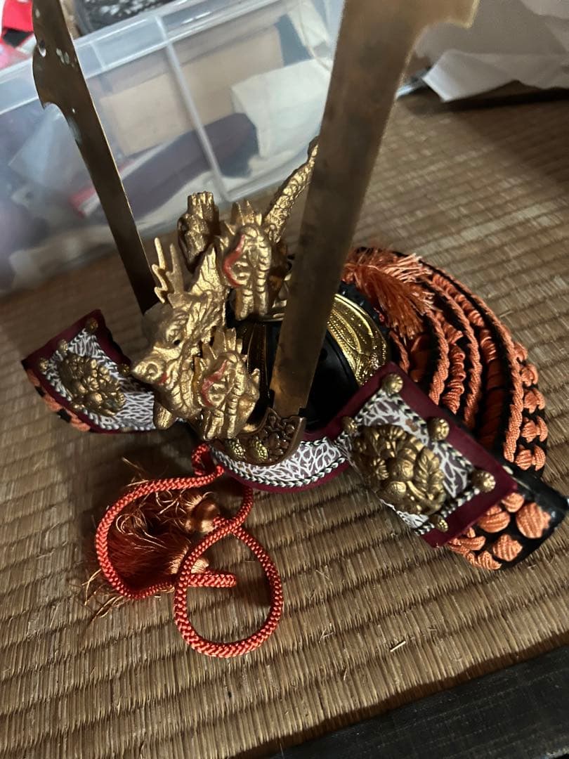 伝統的な武具 金色の兜