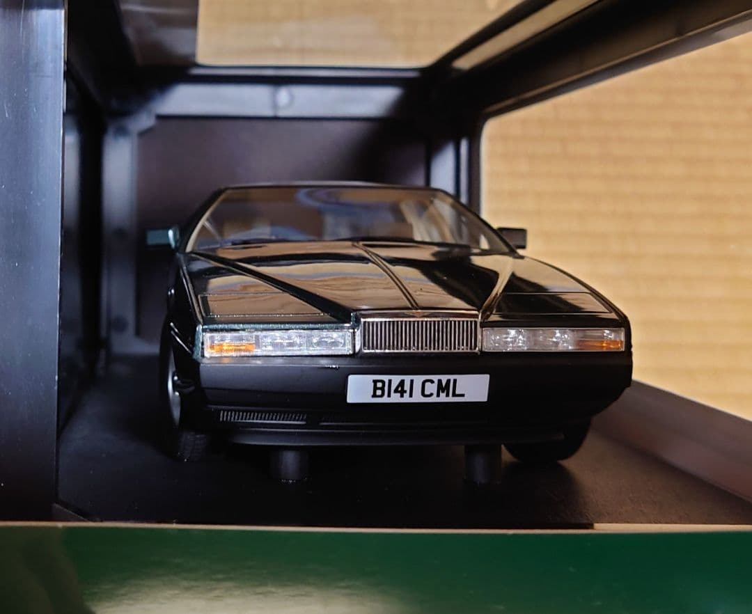 ①CULT 1/18 アストンマーティン・ラゴンダ 1985 グリーンメタリック