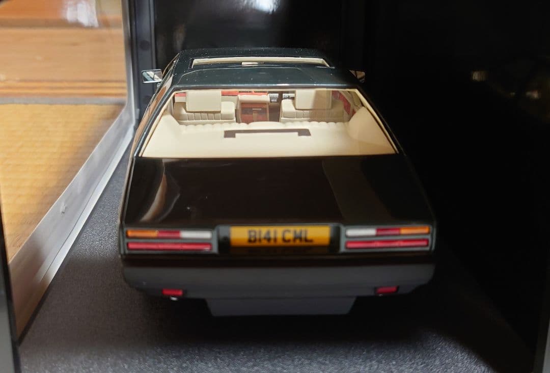 ①CULT 1/18 アストンマーティン・ラゴンダ 1985 グリーンメタリック