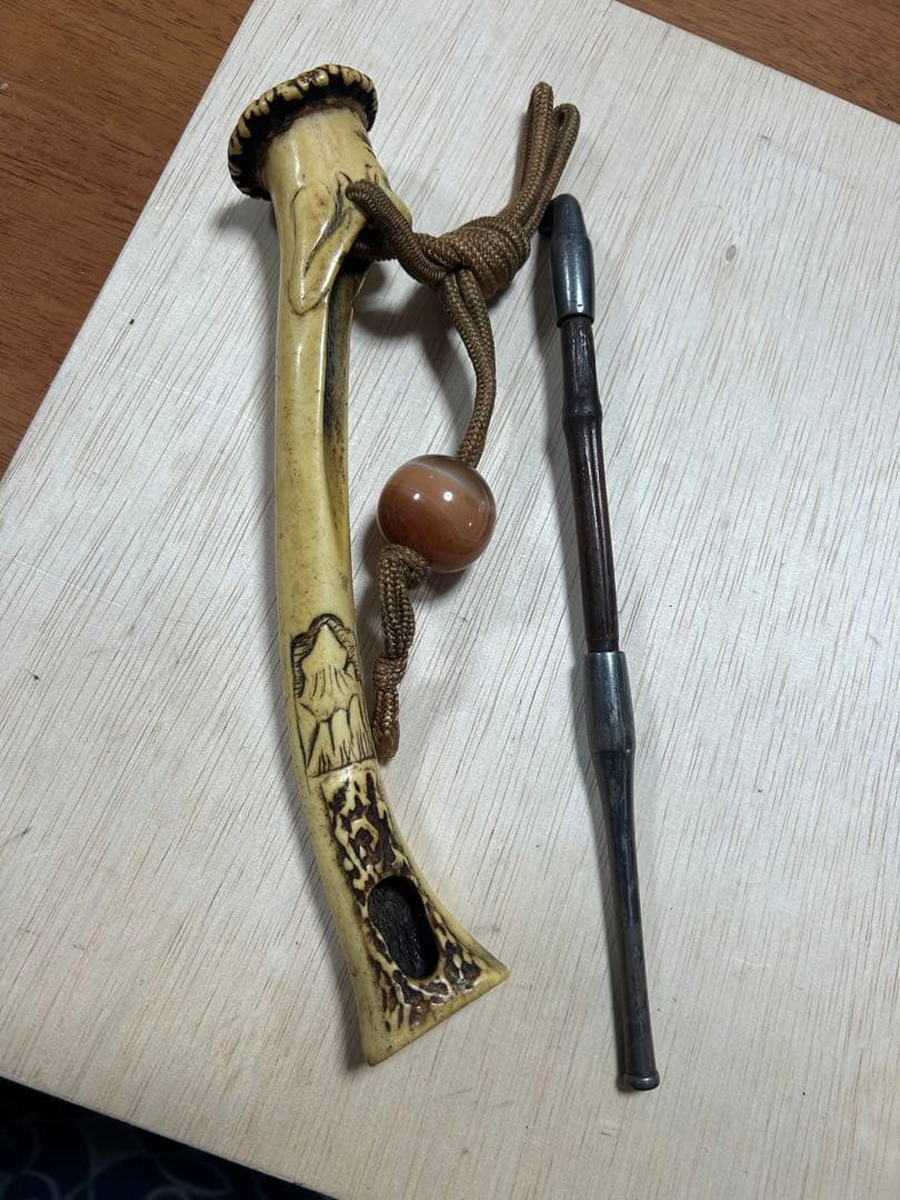 珍品 古い鹿骨の煙管入れと銀製のキセル 印有り