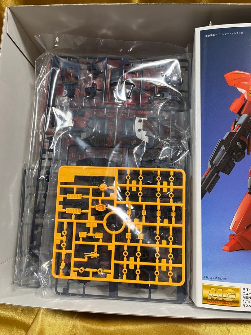 MSN-04「サザビー」1/100スケールマスターグレードモデル　新品未開封品