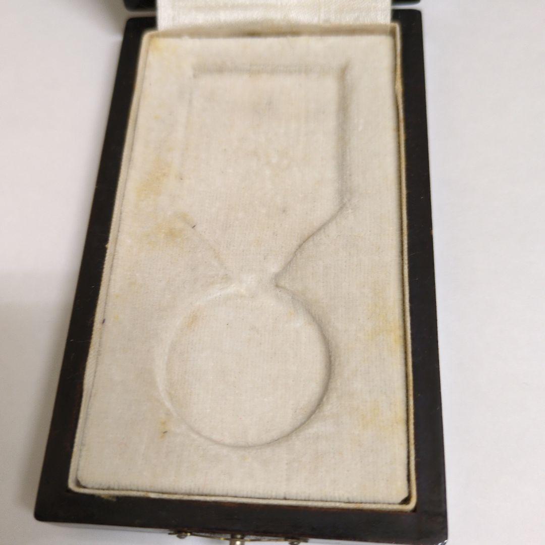 大満州国建国功労章　大同元年（1932年）・祝　建国祭の国旗のピン　共箱