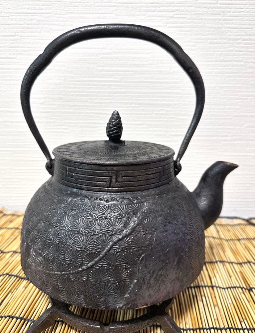 ＵＳＥＤ品 南部岩鋳四代目清末作 真作保証　２３型 松葉文様　南部鉄瓶