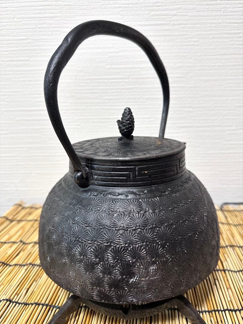 ＵＳＥＤ品 南部岩鋳四代目清末作 真作保証　２３型 松葉文様　南部鉄瓶
